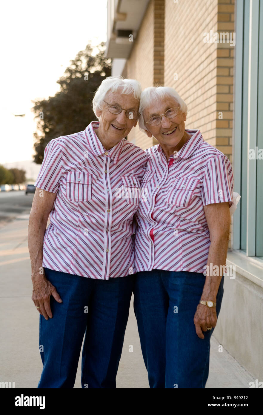 Los gemelos idénticos de 86 años de coincidencia de camisas y pantalones Foto de stock
