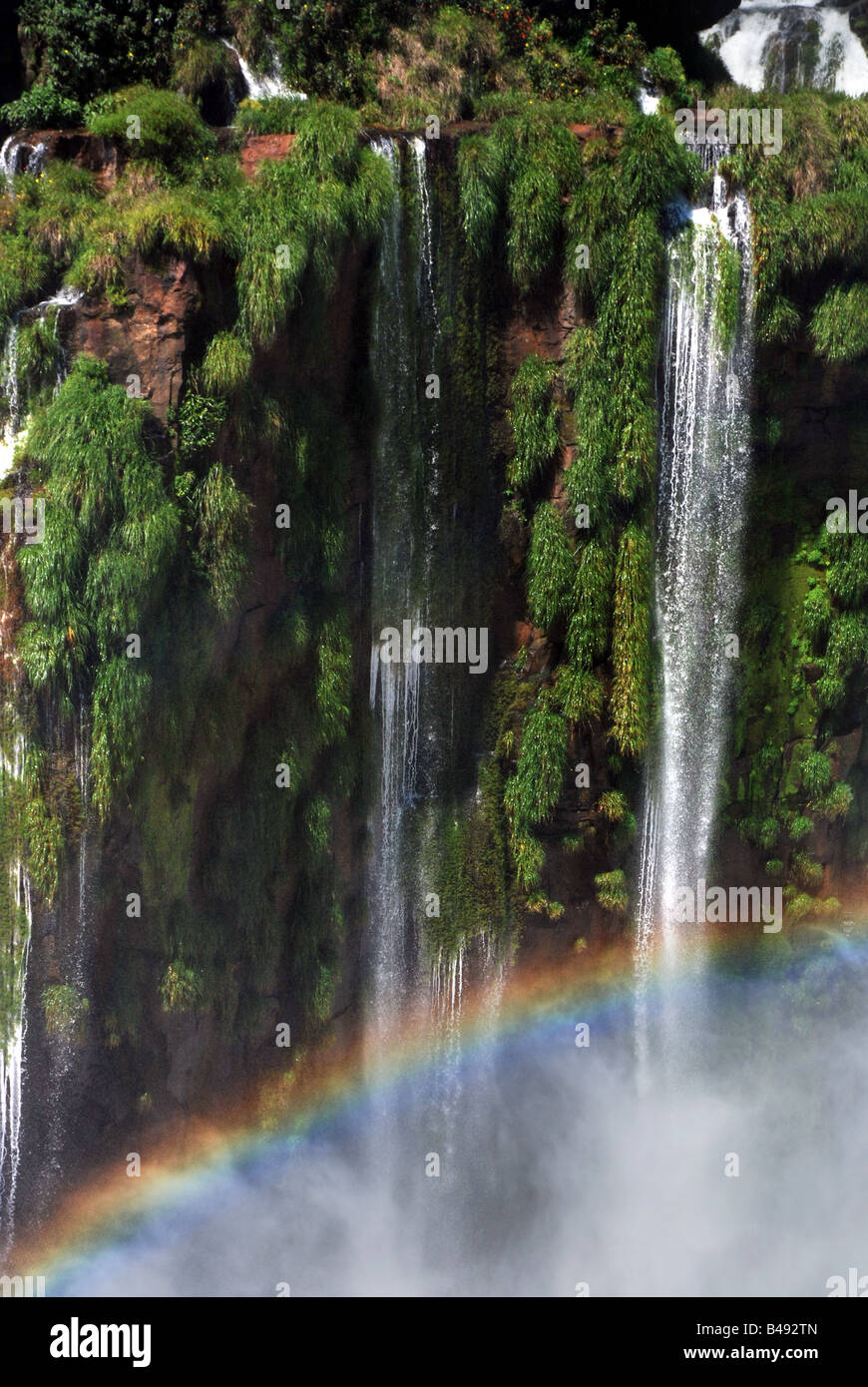 Arco iris en las Cataratas del Iguazú Argentina y Brasil, en América del Sur Foto de stock