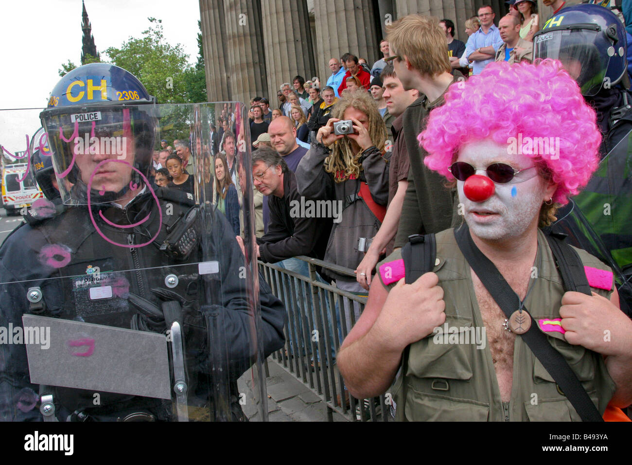 Payaso y policamen durante anti G8 demo, Edimburgo, Escocia, Reino Unido Foto de stock