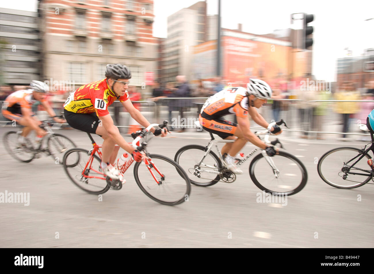Los ciclistas en el Tour de Bretaña carrera ciclista 2008 velocidad por la carretera en Liverpool Foto de stock