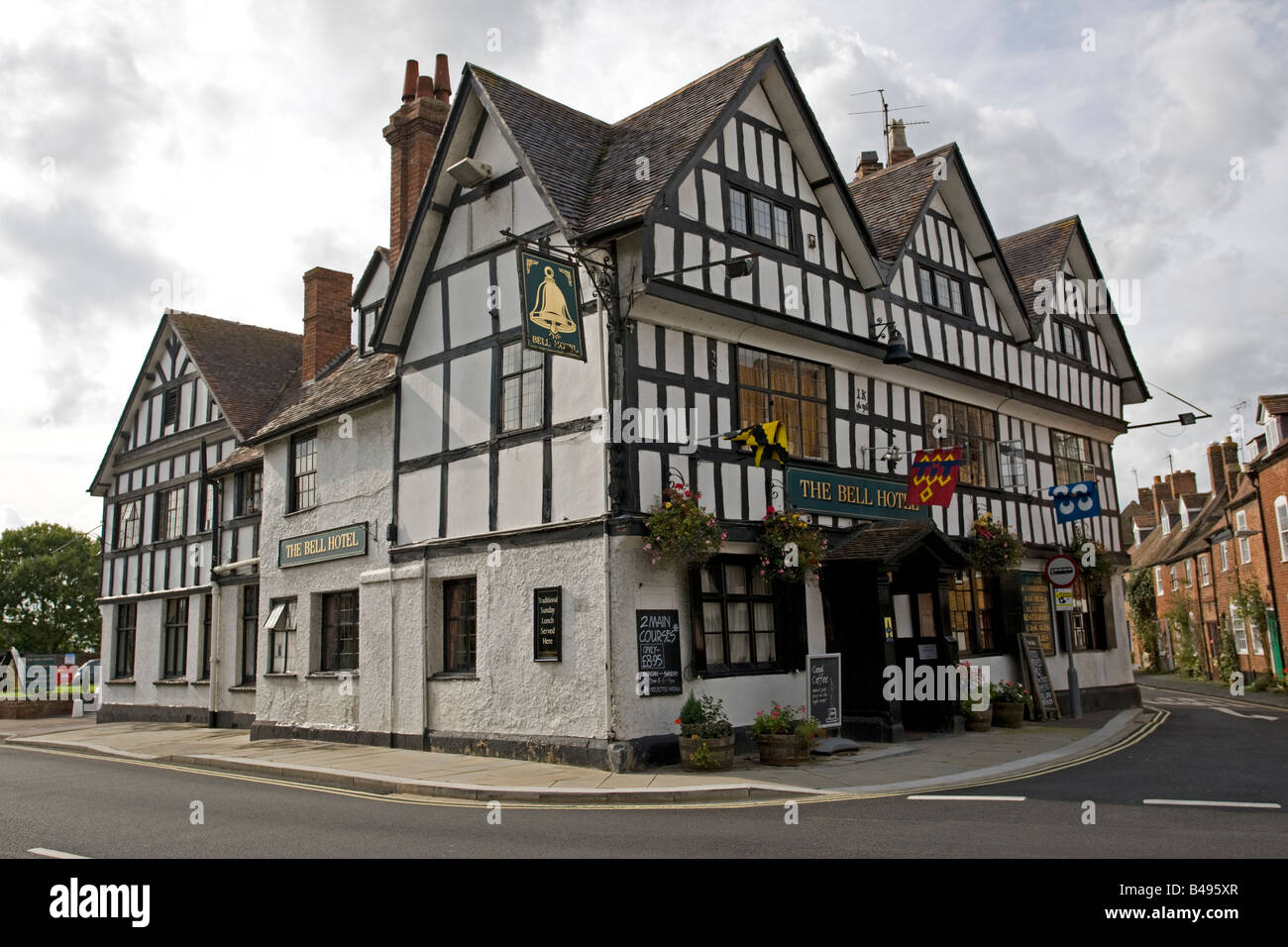 El Hotel Old Bell en blanco y negro Tewkesbury Gloucestershire UK Foto de stock