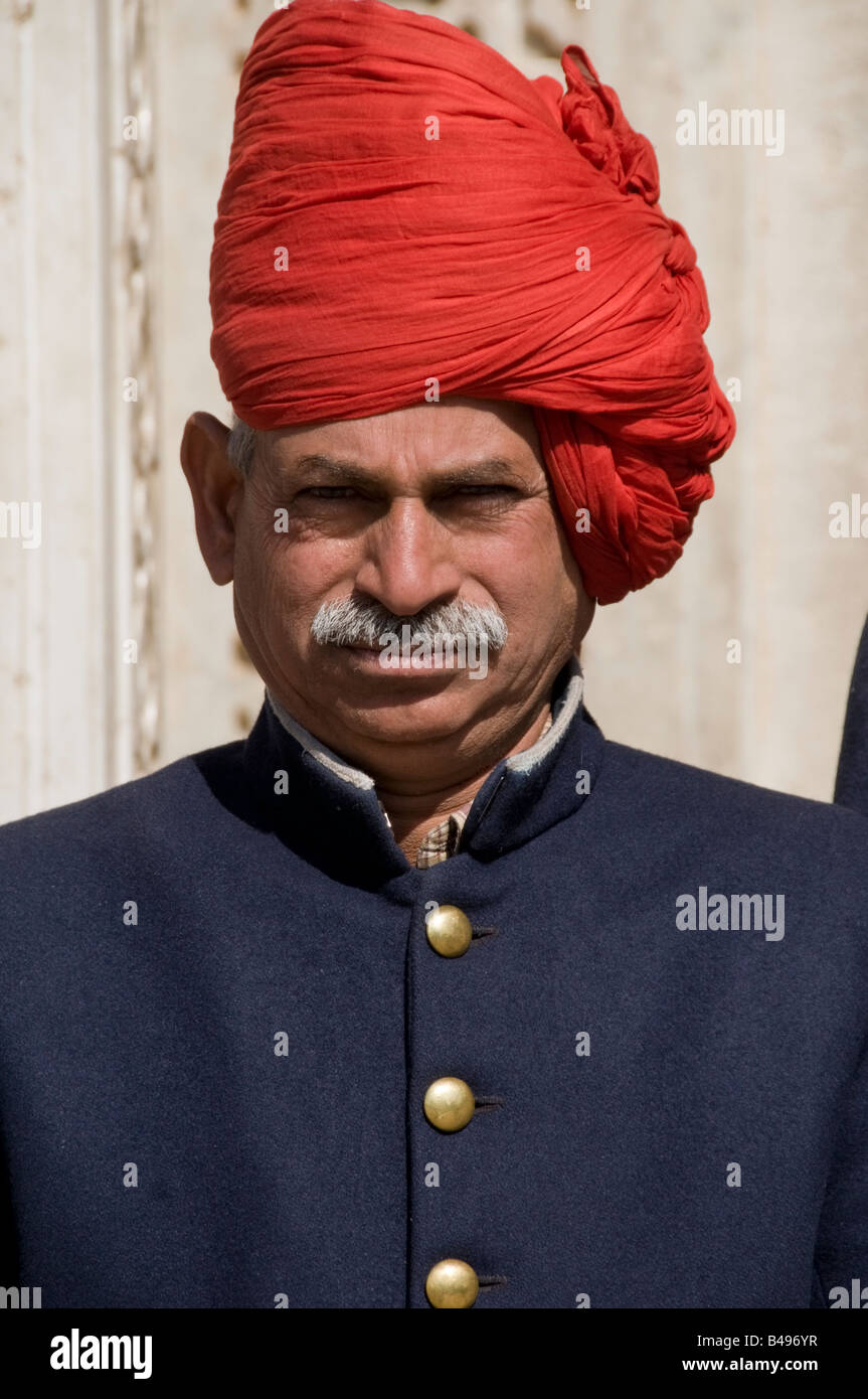 Un guardia del Palacio en un turbante en el Palacio de la ciudad, Jaipur, Rajasthan 1 de un conjunto de 3 Foto de stock