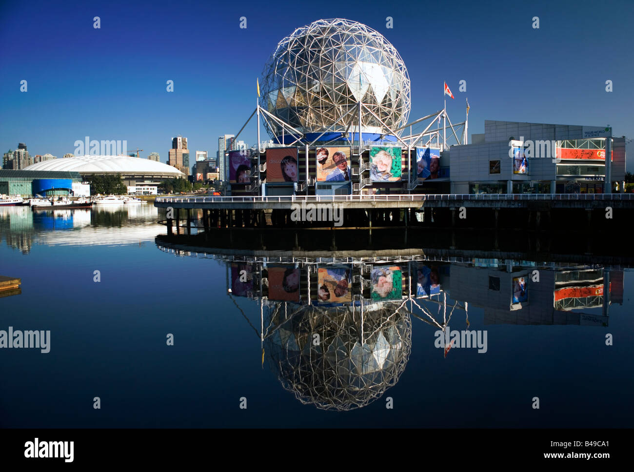Telus World of Science Building y el BC Place Stadium de Vancouver, British Columbia, Canadá. Foto de stock
