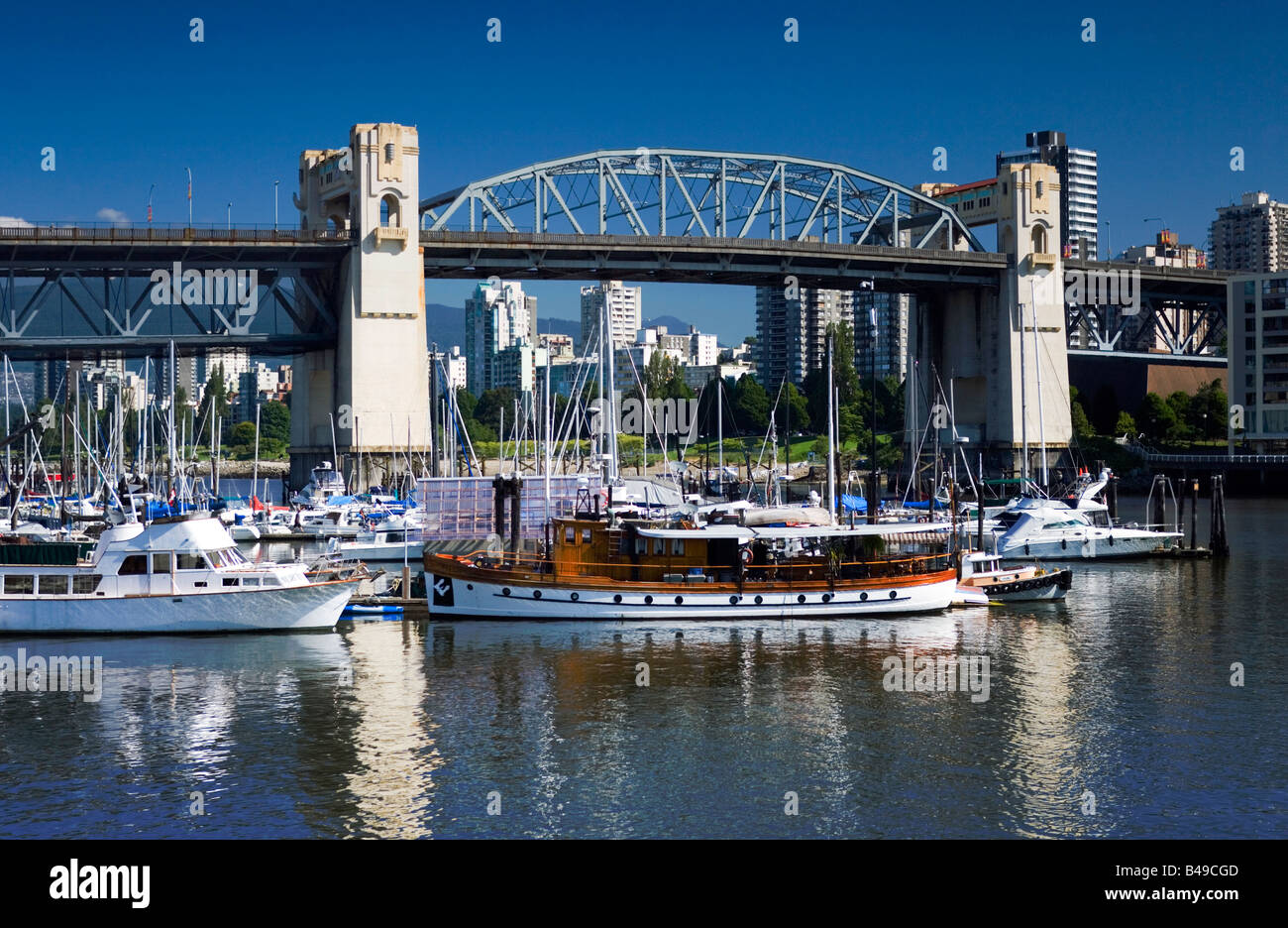 Burrard Bridge y la Isla de Granville en Vancouver, British Columbia, Canadá. Foto de stock