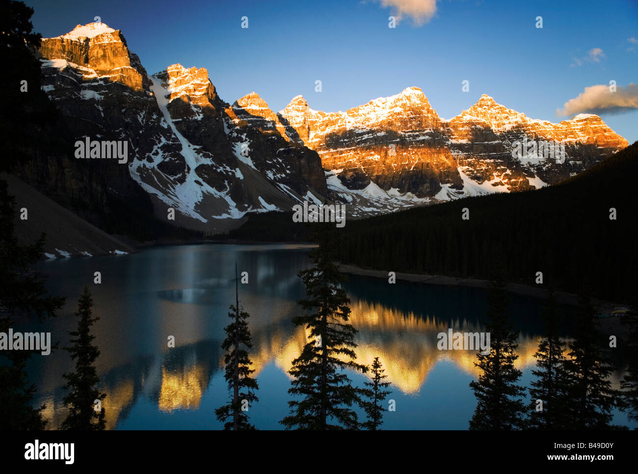El lago Moraine y el Valle de los Diez Picos en el Parque Nacional Banff, Alberta, Canadá. Foto de stock