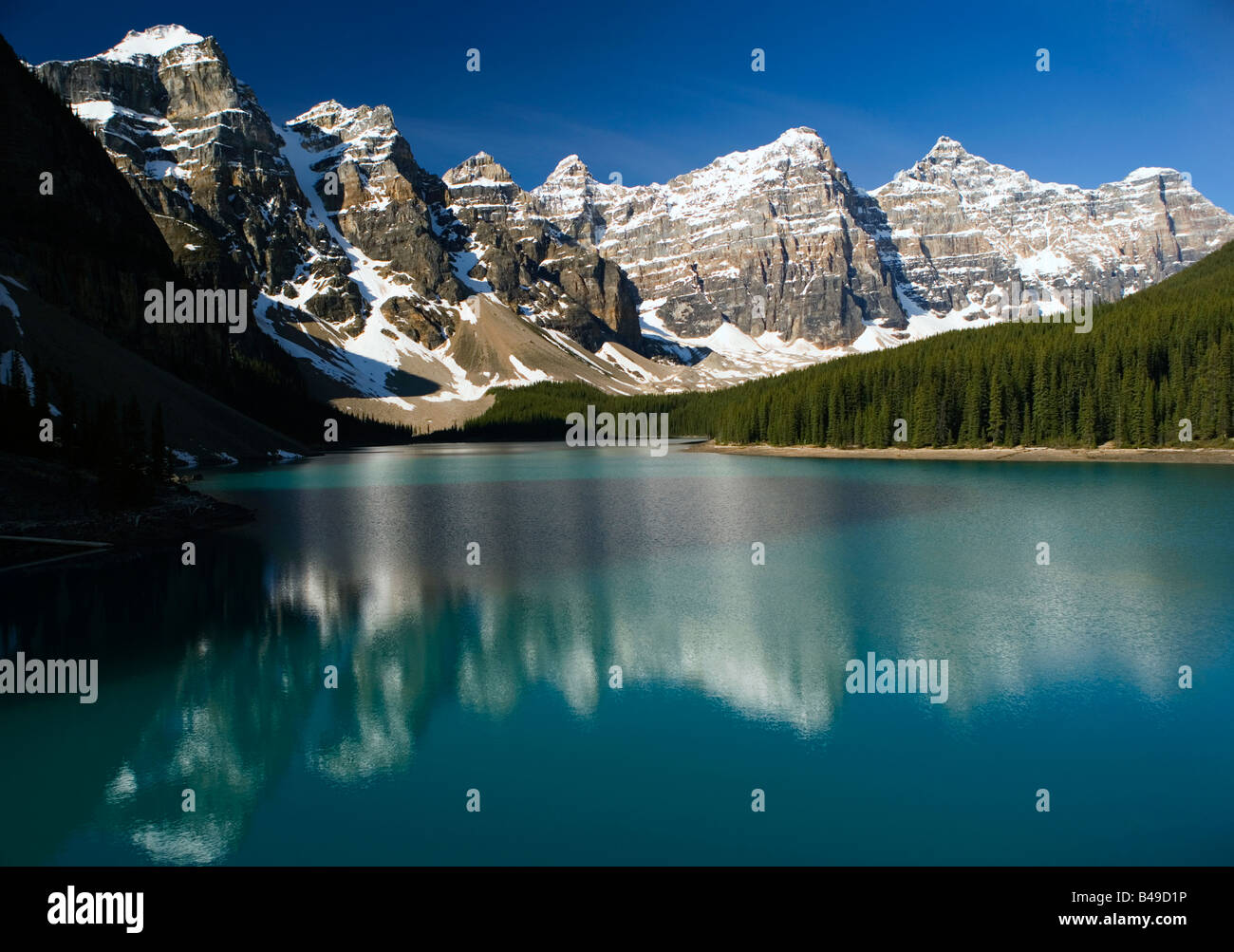 El lago Moraine y el Valle de los Diez Picos en el Parque Nacional Banff, Alberta, Canadá. Foto de stock