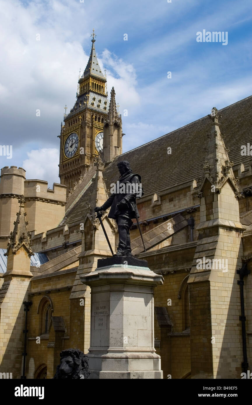 Estatua de bronce de Oliver Cromwell, fuera de las Casas del Parlamento con el Big Ben detrás Foto de stock