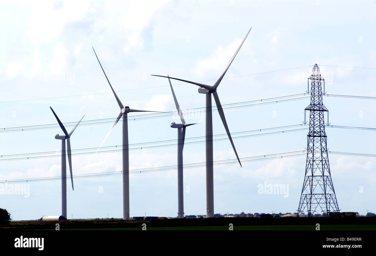 Líneas de transmisión junto a las turbinas eólicas Nordex en Little Cheyne Court Romney Marsh Centeno East Sussex, sureste de Inglaterra Foto de stock