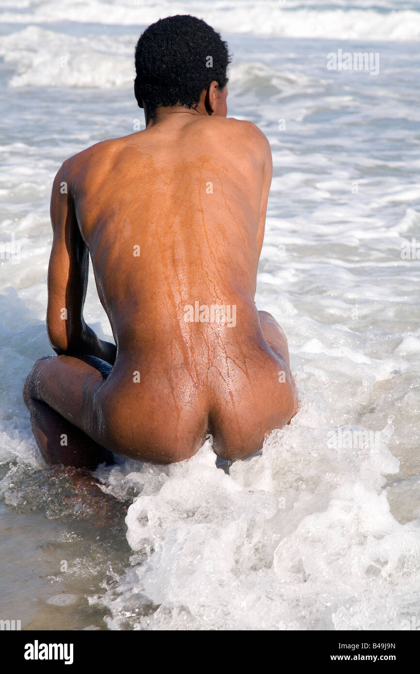 Hombre negro desnudos en la playa Fotografía de stock - Alamy