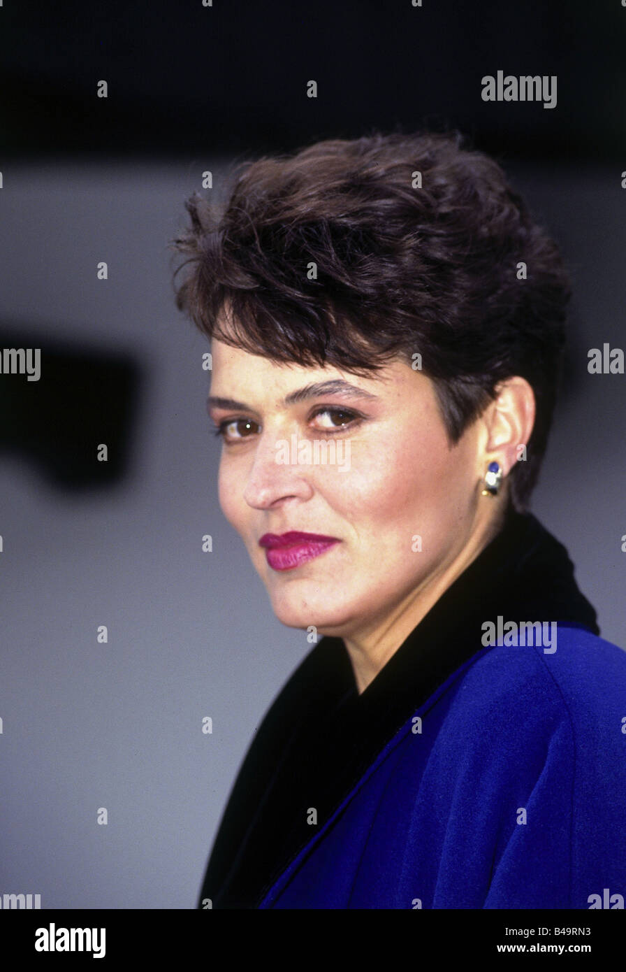 Folkerts, Ulrike, * 14.5.1961, actriz alemana, retrato, durante el rodaje de la serie de televisión 'ser Gletscherclan', Oetz Valley, Austria, 5.5.1993, Foto de stock