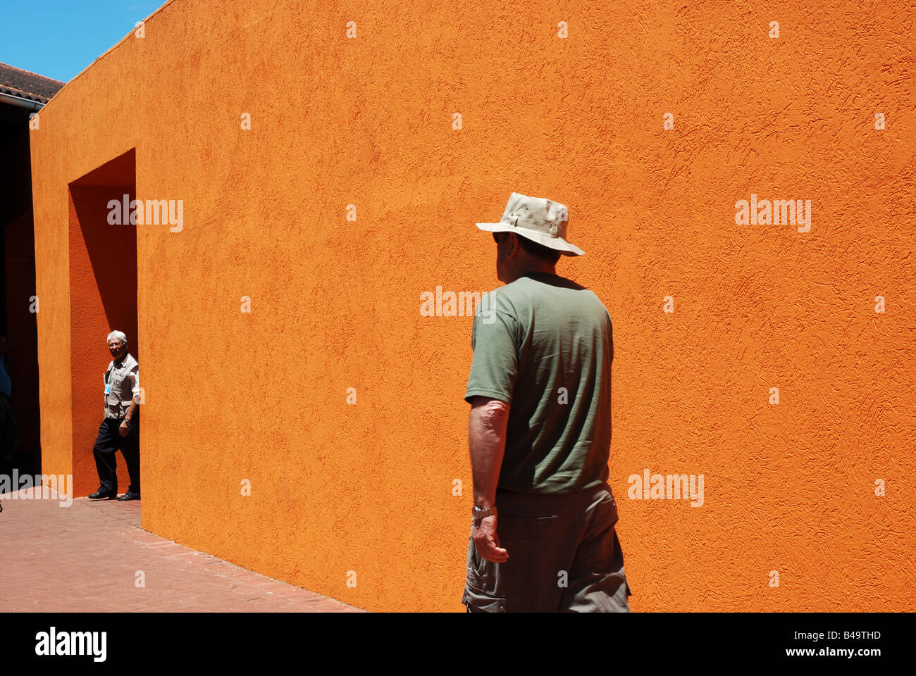 La gente caminando por la pared de colores brillantes Foto de stock