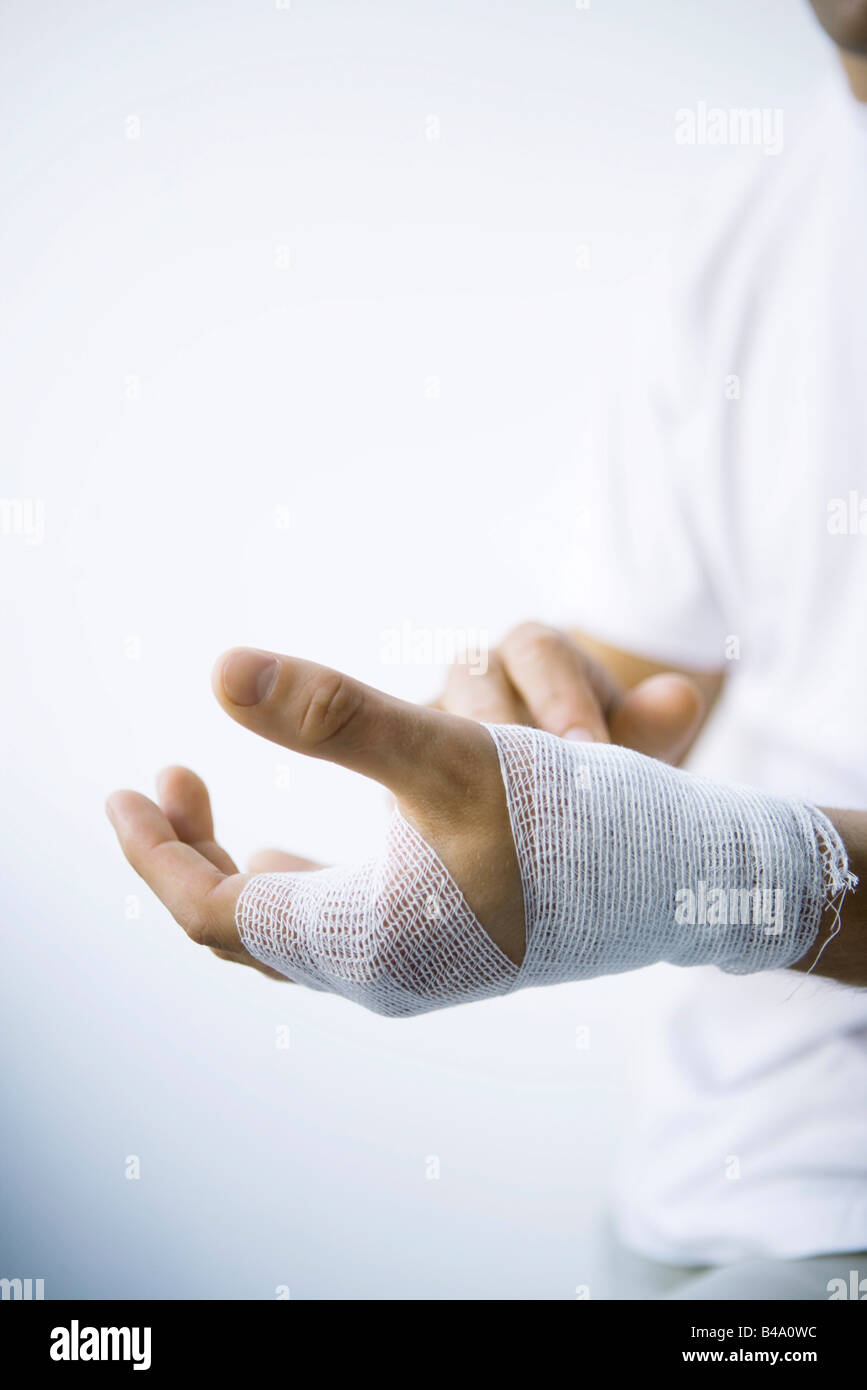 Hombre de mano de encintado con gasa, vista recortada Foto de stock