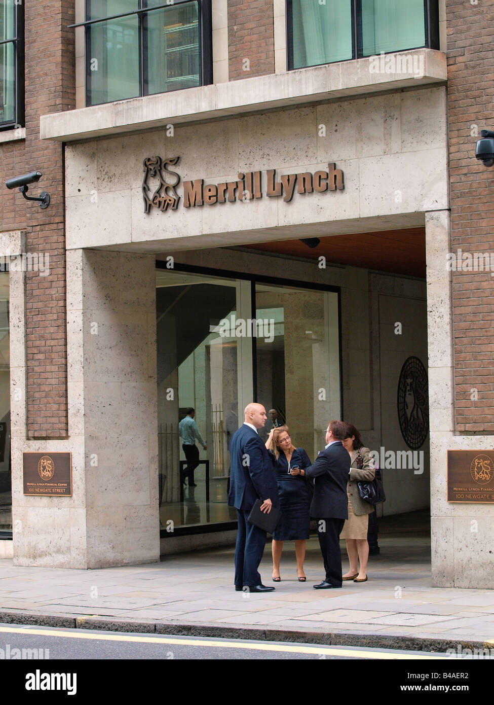 Merrill Lynch 100 Newgate Street London City UK con gente delante Foto de stock