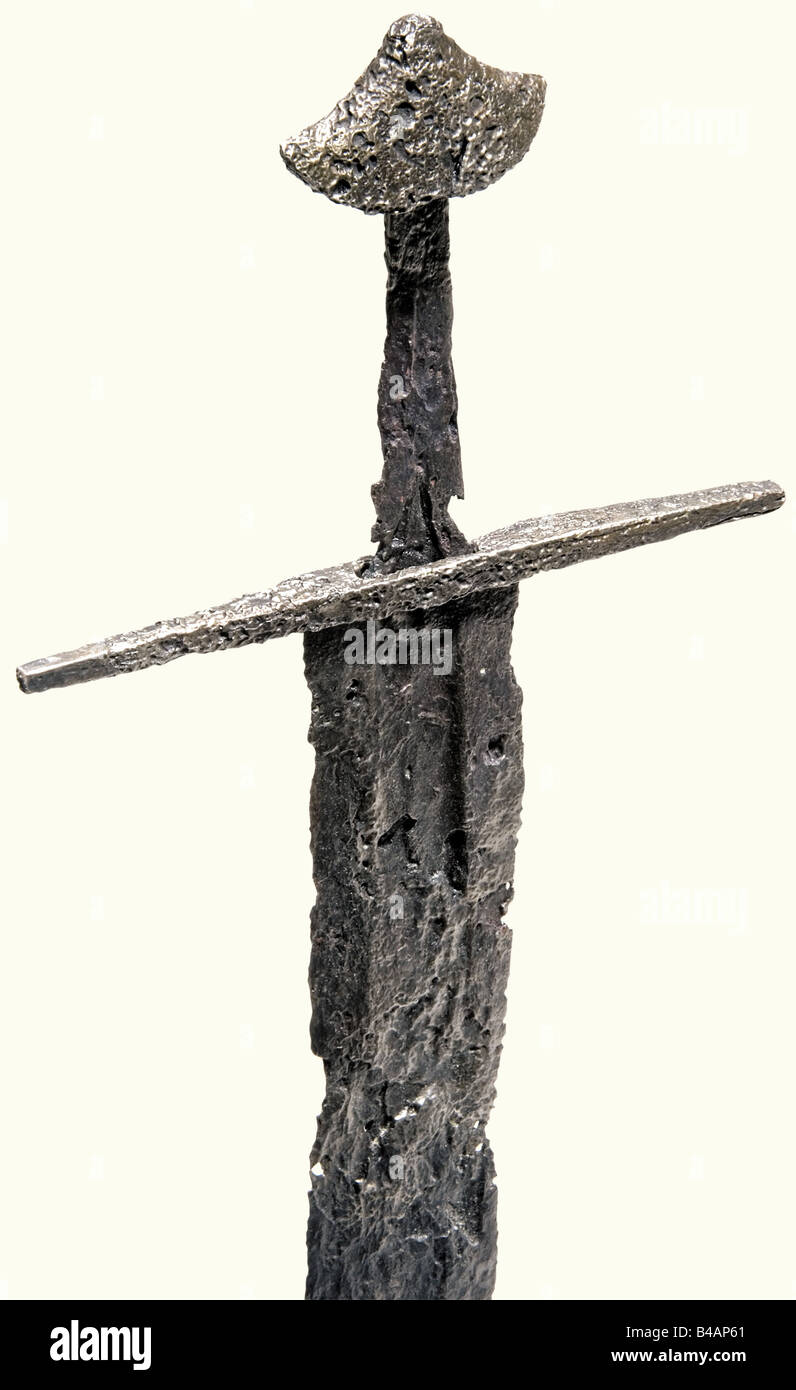 Una espada de caballero, alemán, la segunda mitad del siglo 12 hoja de  doble filo con un amplio más completo corriendo hasta el punto en ambos  lados. Ángulo reconocible de patrón de