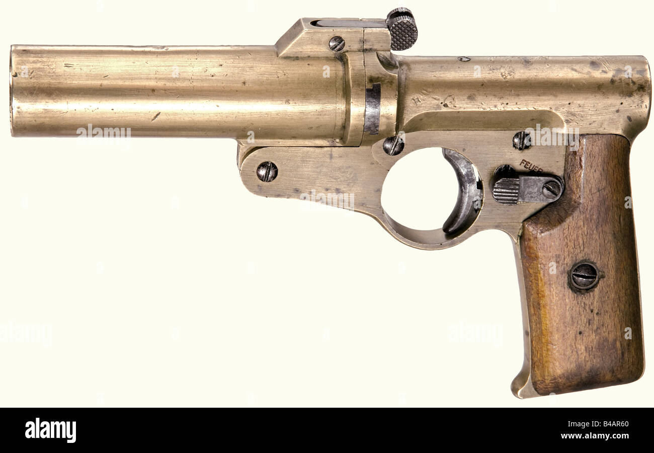 Una pistola de señal de un solo cilindro para la Marina, modelo 'A.W.W. WKI', calibre 4, no 726. Números coincidentes con el n.o de fábrica 13. Calibre casi brillante, longitud 113 mm. Longitud total 210 mm. En la parte inferior de la empuñadura de la marina de aceptación con la Marca de inventario 'W.K.1917 no. 726' de pie para el astillero en Kiel. Seguridad marcada COMO "FEUER" y "ICHER". Caída de la camisa del husillo con bloqueo de resorte de cierre. Pasador de señal tangible. Versión de latón, irregular, piezas pequeñas de acero. Paneles de madera de haya marrón medio. Construcción y producción presumiblemente en 'A.W.W.W.', El artillería trabaja Wilhelmshaven. Muy rar, Foto de stock