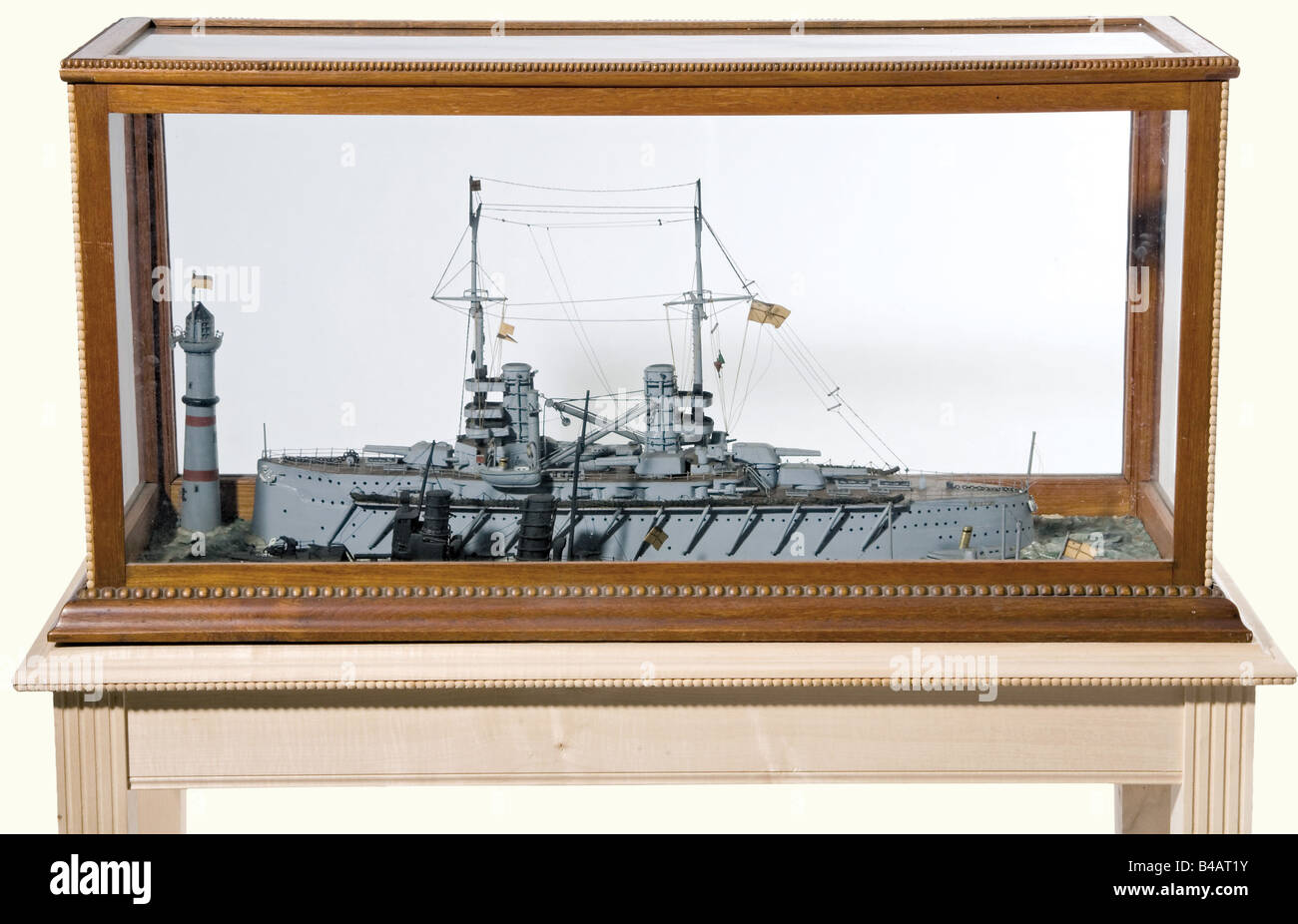 Pequeña 'Flotilla', un diorama del período anterior a la Primera Guerra Mundial. El diorama consiste en modelos de un crucero blindado imperial, un destructor de barcos torpedo, el U-boat, U-9, y un lanzamiento de vapor. Todos los modelos están en una superficie de agua cuidadosamente modelada con un modelo de faro. En un estuche acristalado en una mesa de visualización personalizada. Grietas por edad en la superficie del agua. Dimensiones del estuche: 108 x 52 x 29 cm. Altura, incluida la mesa de visualización de 126 cm. Diorama decorativo de una flotilla imperial del período alrededor de 1910. Histórico, histórico, 1910s, siglo 20, marina, naval fo, Foto de stock