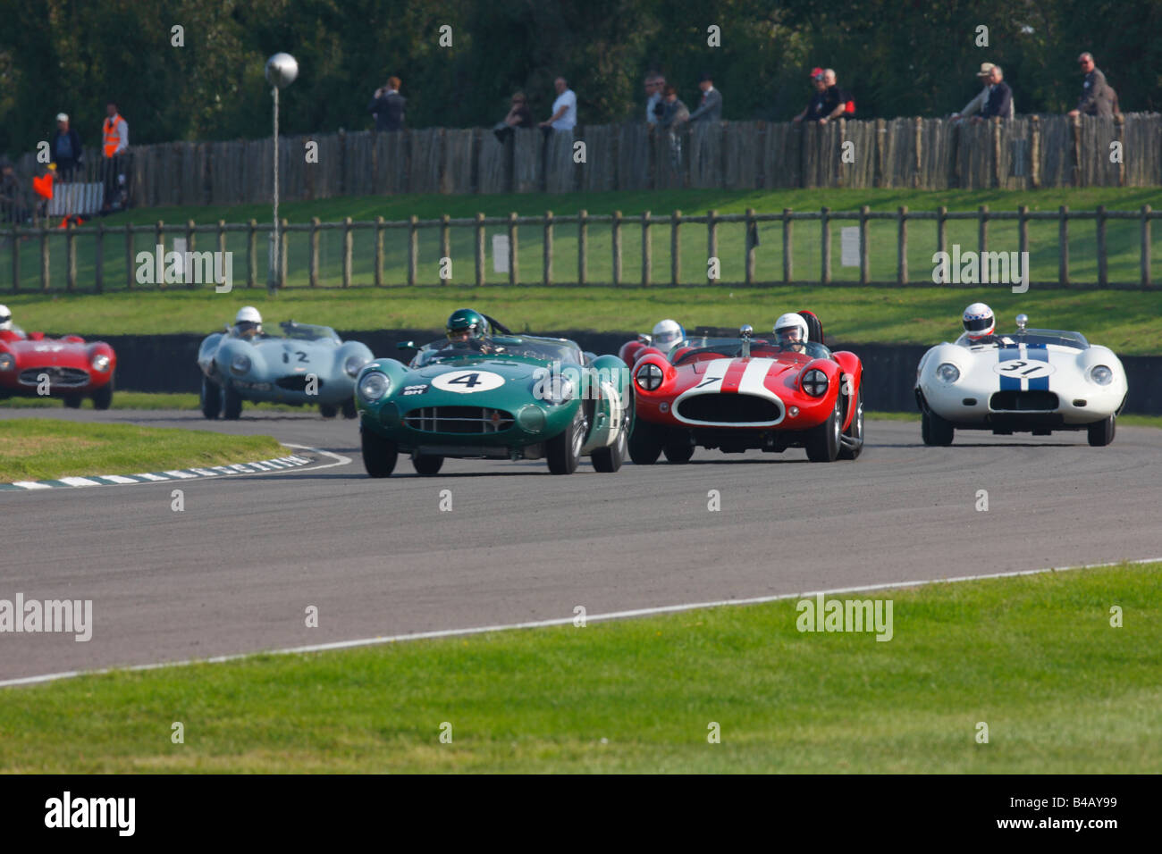 Carreras de coches deportivos clásicos en el 2008 Encuentro "Goodwood Revival" Foto de stock