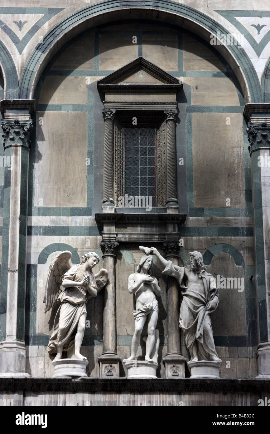 Esculturas por encima de las "Puertas del Paraíso", de Florencia, Italia. Foto de stock