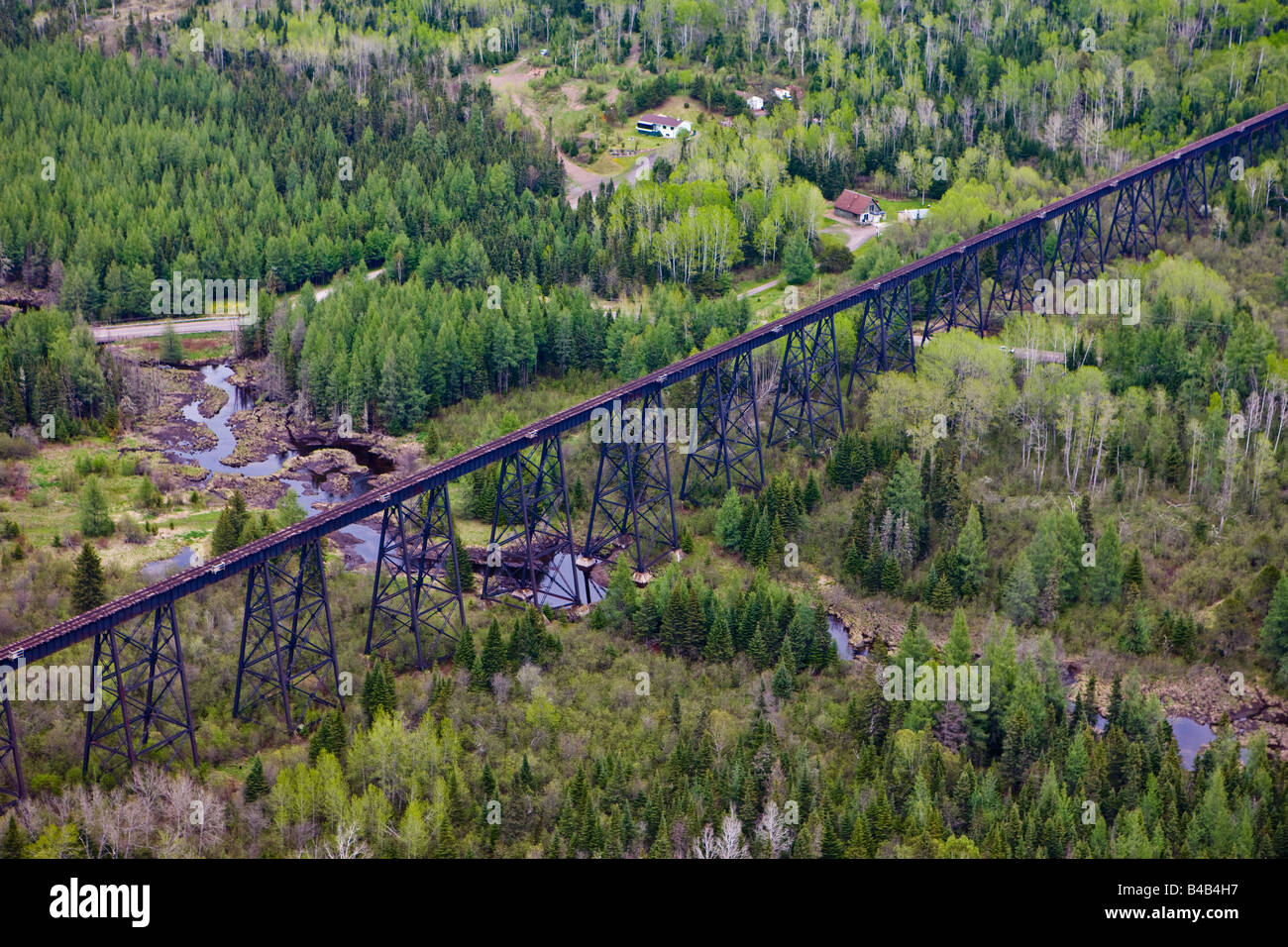 Puente ferroviario de alto nivel cerca de la localidad de Ouimet en Ontario, Canadá. Foto de stock