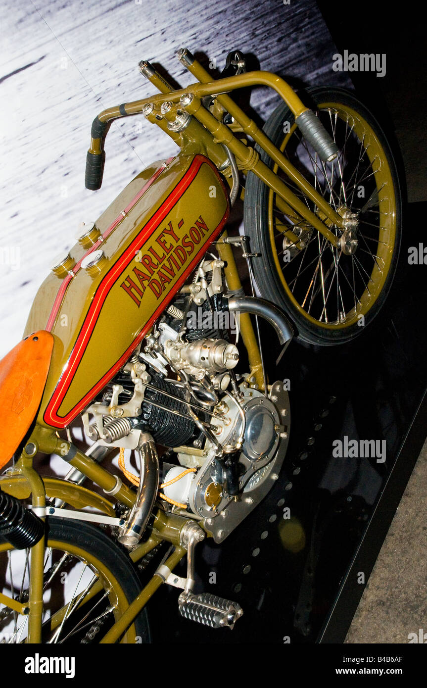 Harley-Davidson Sportster y accesorios en exhibición en las empresas nuevo  museo en Milwaukee, Wisconsin, EE.UU Fotografía de stock - Alamy