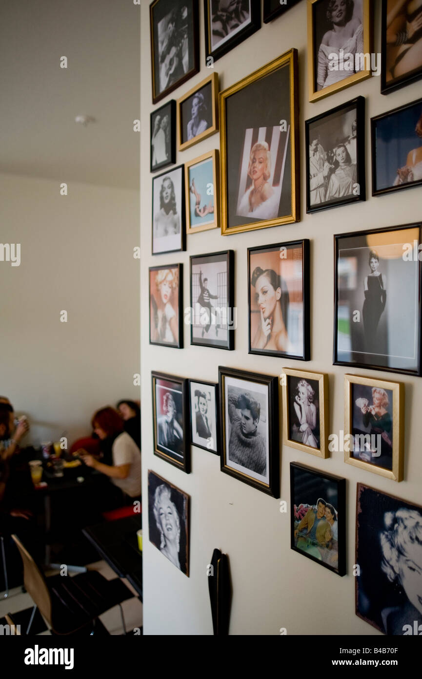 Muro de viejas estrellas de cine y café a los visitantes en el fondo Foto de stock