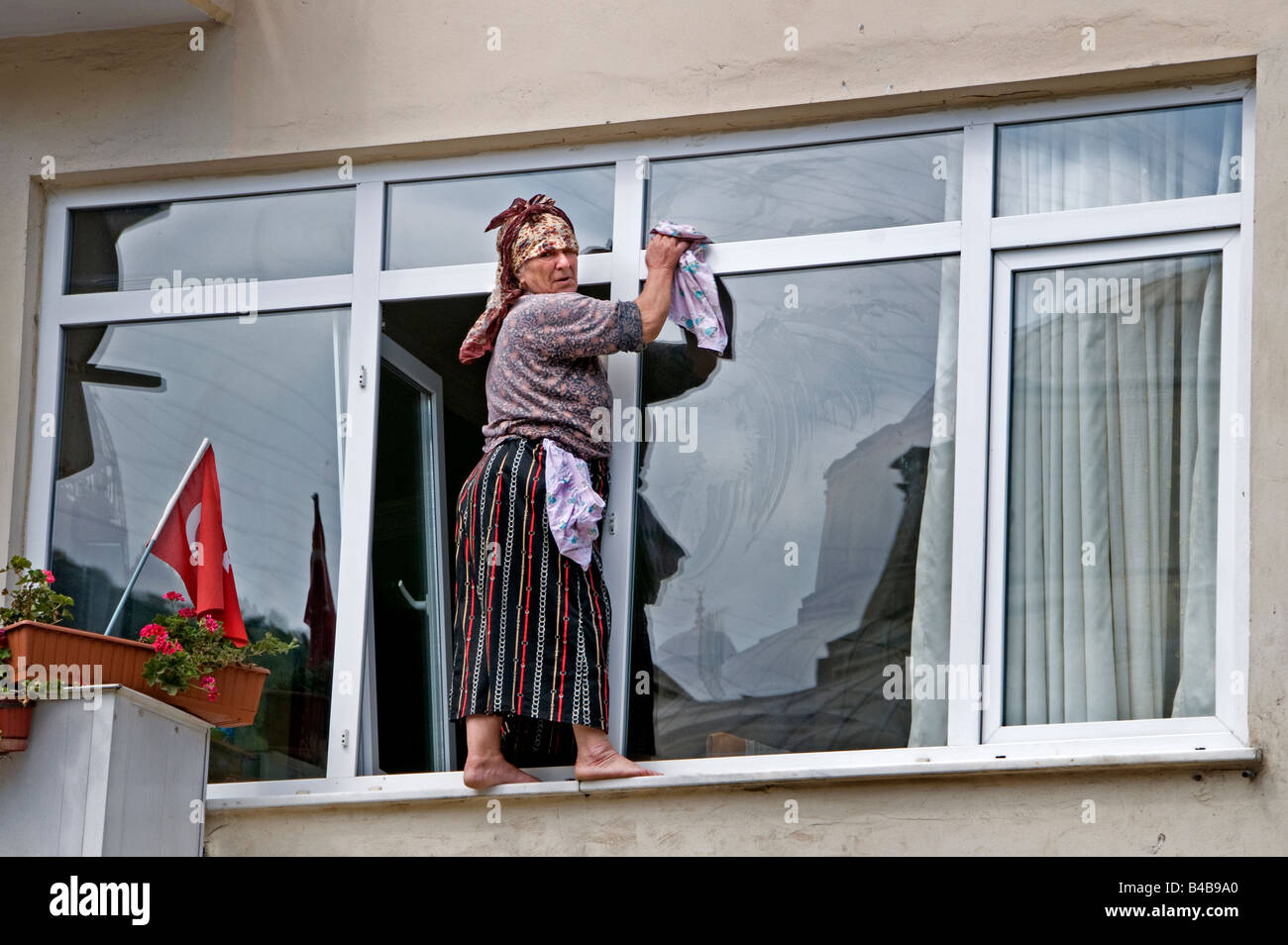 Mujer de la limpieza Istinye limpiadores de ventanas ventana peligrosa, peligrosa, arriesgada, peligrosos Foto de stock