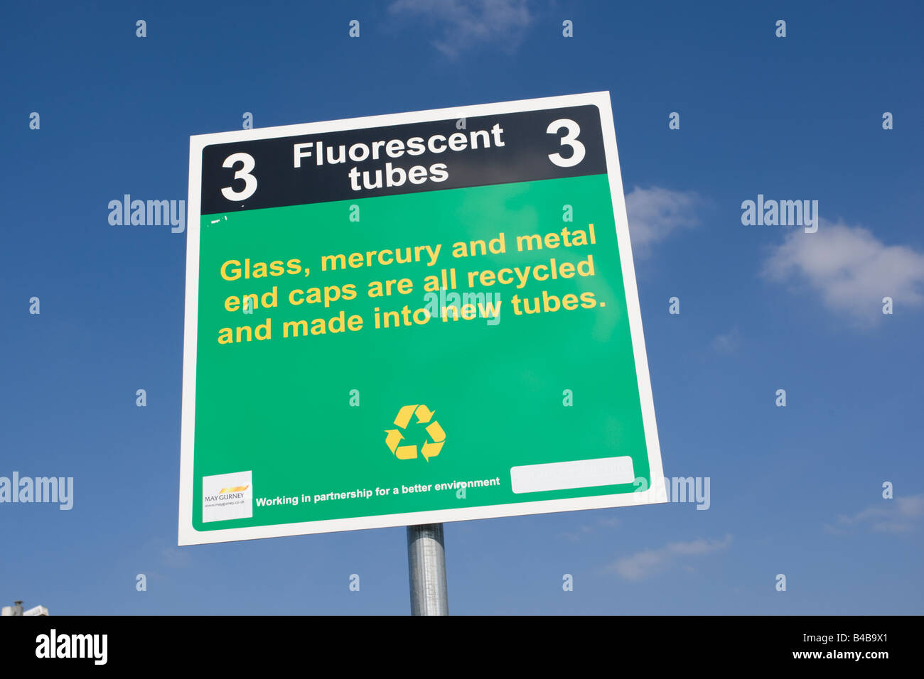 Anuncio de tubo fluorescente interno de reciclaje sitio Granja Wingmoor Stoke Orchard Cheltenham UK Foto de stock
