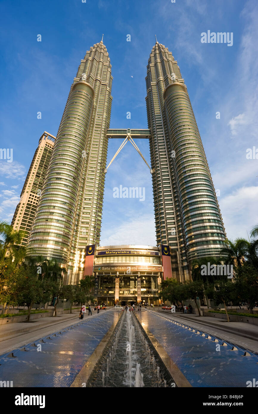 Asia, estado de Selangor, Malasia, Kuala Lumpur, Torres Petronas, 88 pisos revestidos de acero torres gemelas con una altura de 451.9 metros Foto de stock