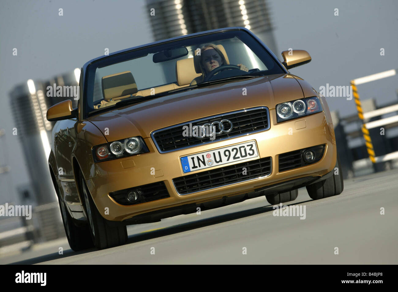 Coche, Audi A4 Cabrio, el motor diesel, el modelo del año 2000-, oro, open  top, conducción, diagonal desde la parte frontal, vista frontal Fotografía  de stock - Alamy