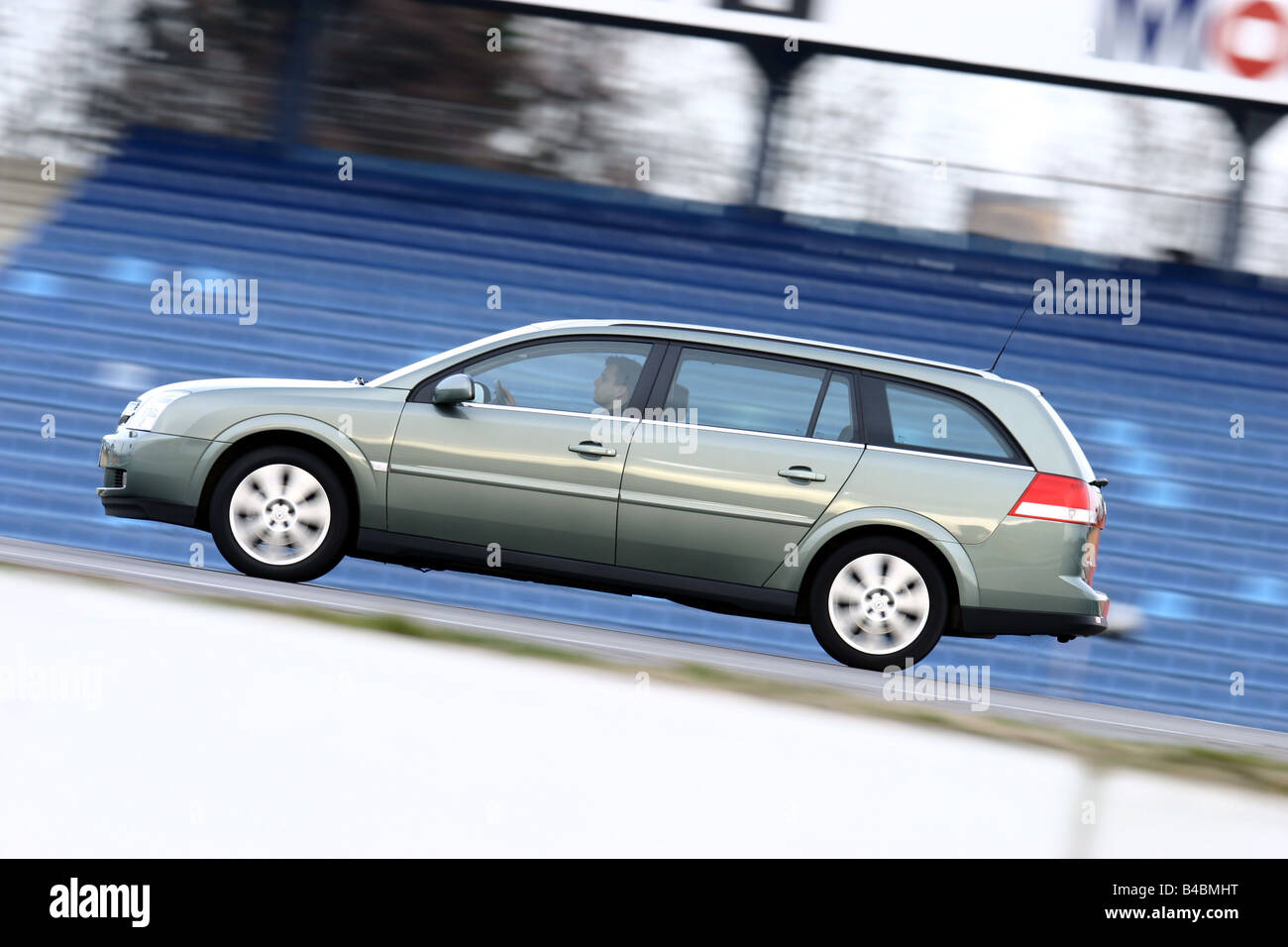 Opel hatchback fotografías e imágenes de alta resolución - Alamy