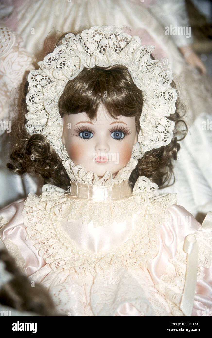 Hermosa muñeca de porcelana vestida de seda victoriano encaje y trajes de Fotografía de stock - Alamy