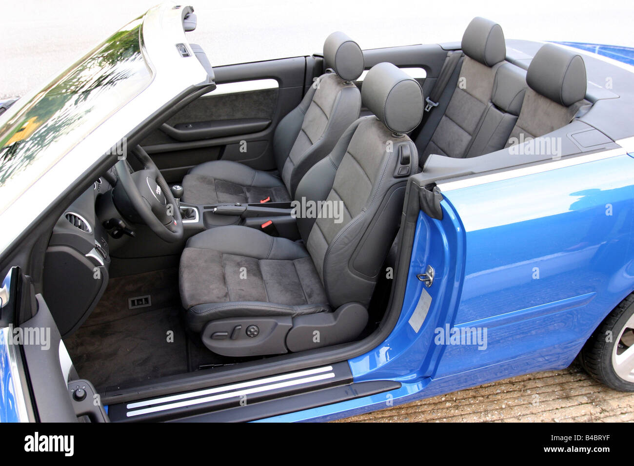 Coche, el Audi S4 Cabrio, el modelo del año 2003, azul, open top, vista  interior, vista desde el interior, los asientos delanteros, asiento del  conductor , tec Fotografía de stock - Alamy