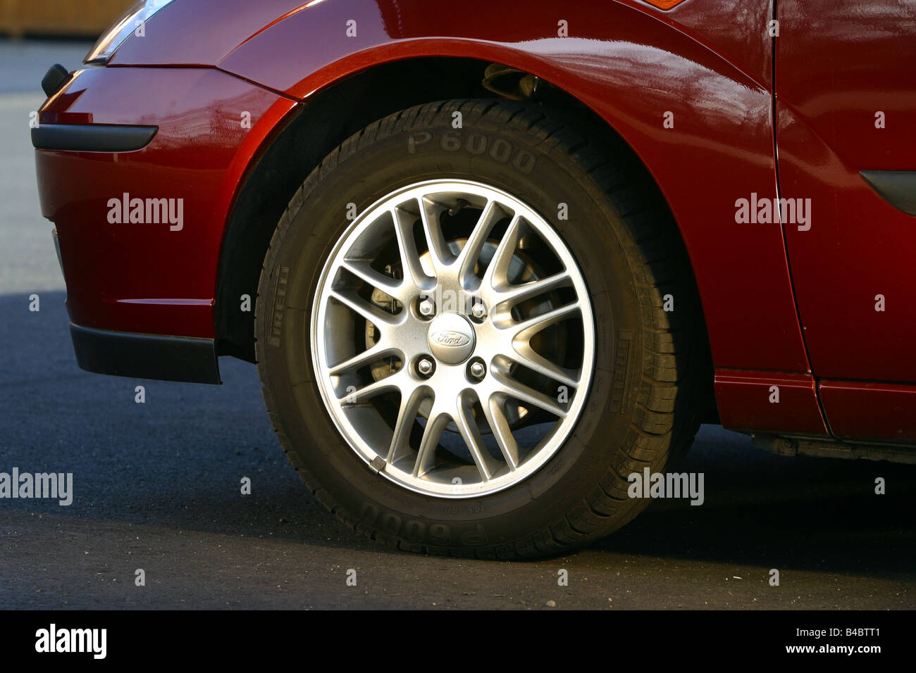 Neumáticos de coche de color fotografías e imágenes de alta resolución -  Alamy