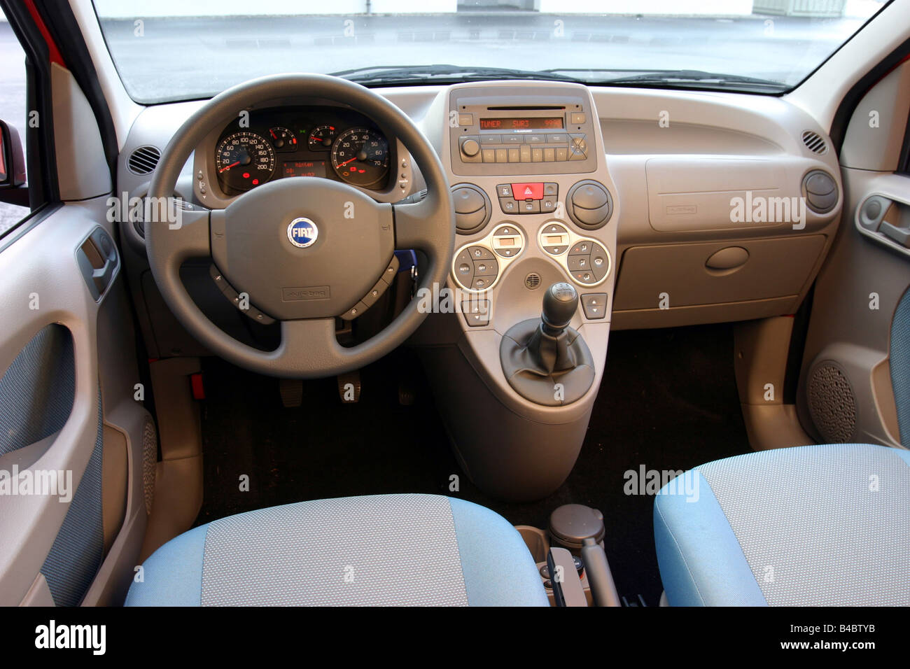 Coche, Fiat Panda 1.2 8V Emoción, Miniapprox.s, limusina, modelo del año 2003-, rojo, vista interior, desde el interior, cabina, técnica Fotografía de stock - Alamy