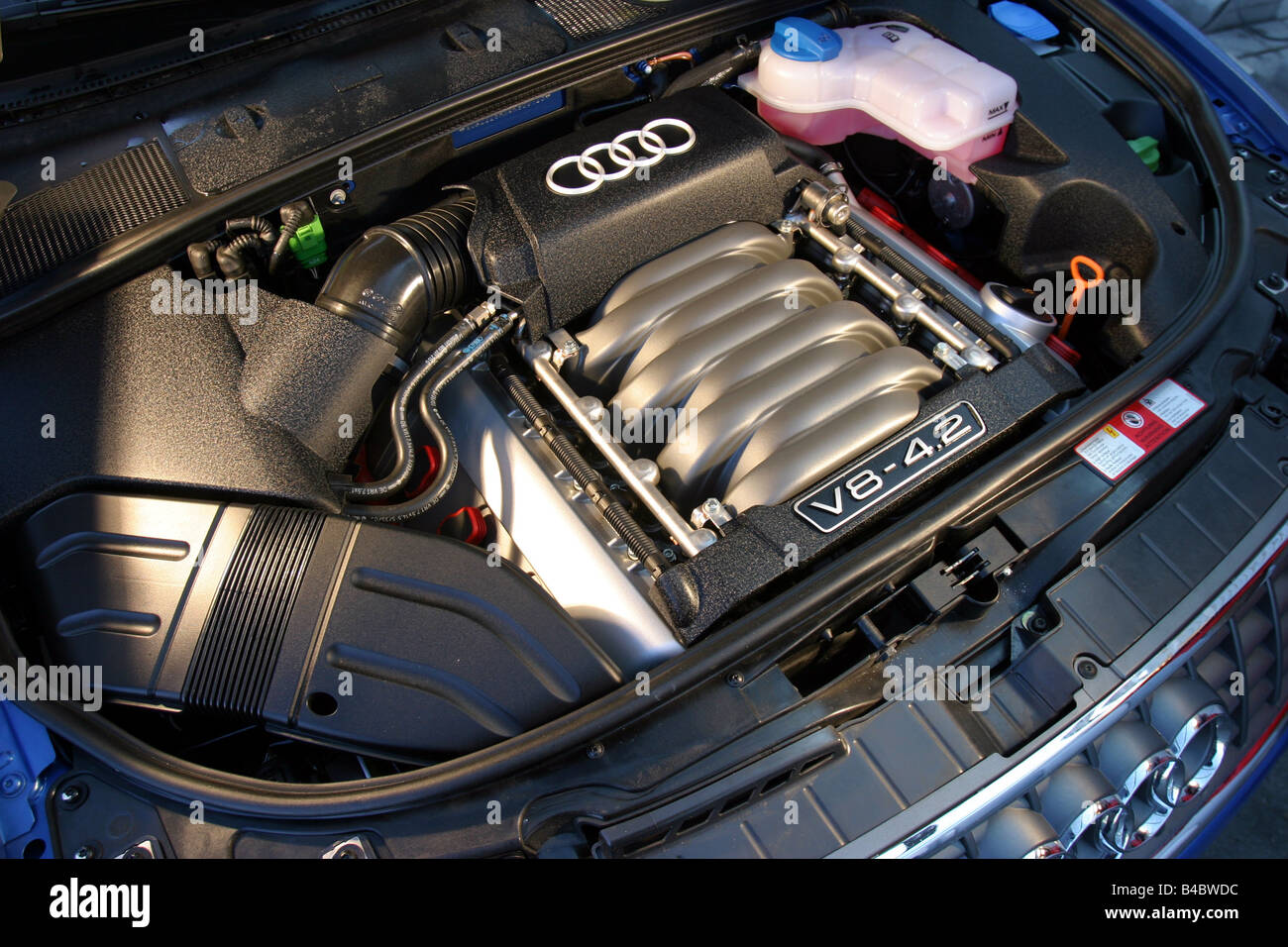 Coche, el Audi S4 Cabrio, el modelo del año 2003, azul, vista en el  compartimiento del motor, la técnica/accesorios, accesorios, Fotógrafo: ac  Fotografía de stock - Alamy