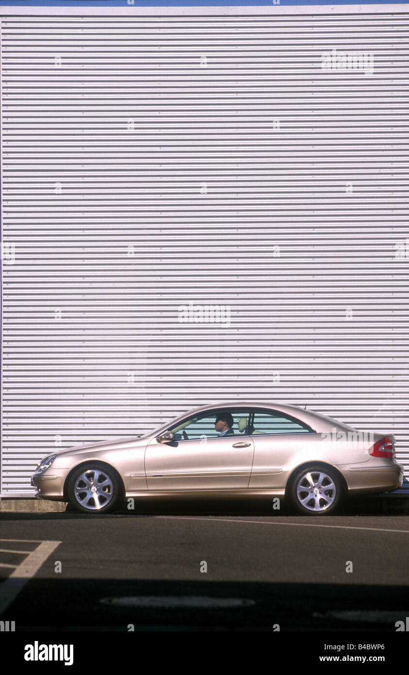 Coche Mercedes CLK 270 CDI coupe, roadster, modelo del año 2002-, de plata, de pie, sosteniendo, vista lateral Foto de stock