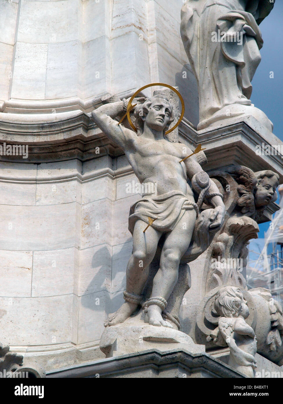 Detalle de la estatua en la columna de la Santísima Trinidad. Distrito del Castillo de Buda, en Budapest, Hungría Foto de stock