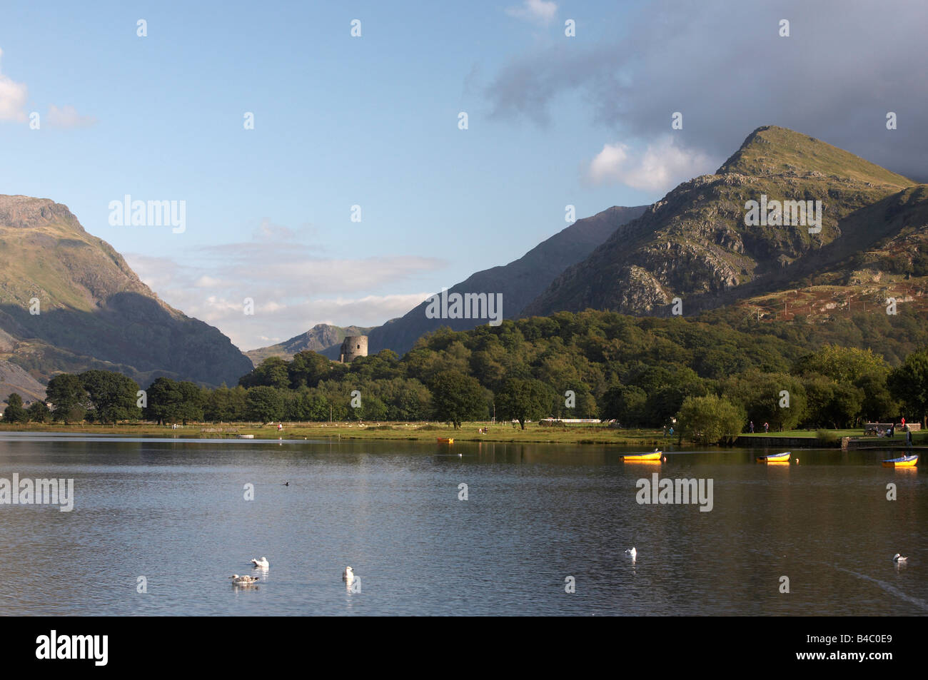 A lo largo de Llyn Padarn Castillo Dolbadarn, Snowdonia, Gales Foto de stock
