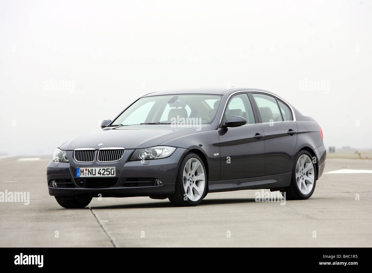 Coche, BMW 330i, 3er BMW, limusina, de clase media, el modelo del año  2004-, negro, de pie, sosteniendo, diagonal desde la parte frontal, frontal  Fotografía de stock - Alamy