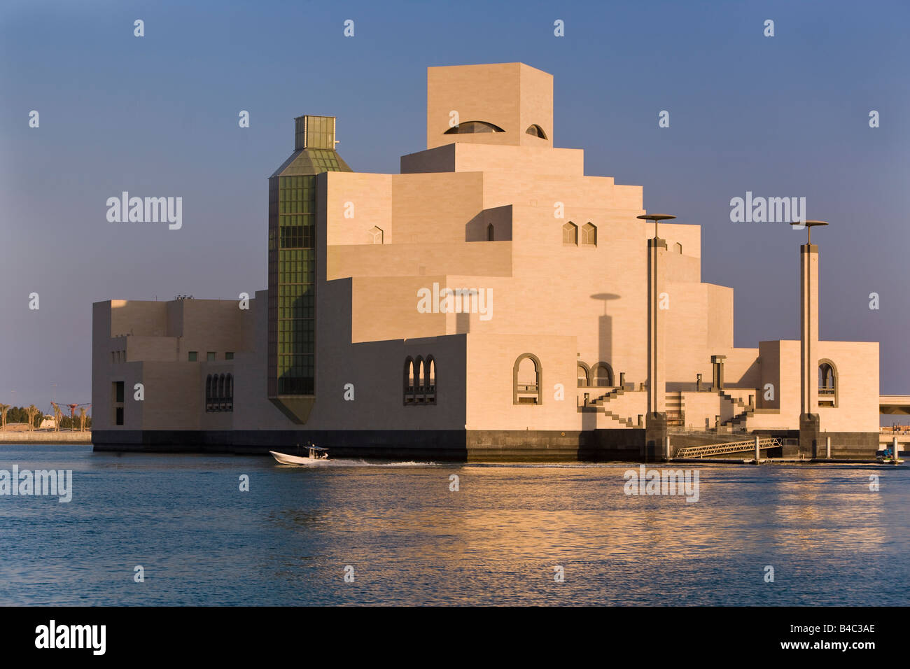 Qatar, en Oriente Medio, la Península Arábiga, Doha, Museo de Arte Islámico, diseñado por el famoso arquitecto IM Pei Foto de stock