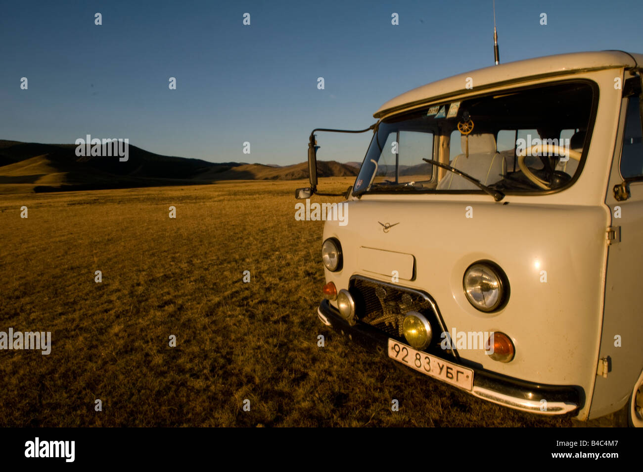 Una federación de Furgon 4*4 coches en las praderas de Mongolia Foto de stock