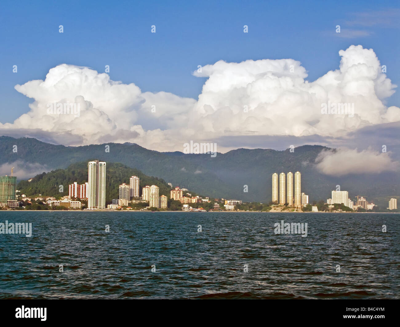 Asia, Malasia, Penang, Pulau Pinang, Georgetown, el horizonte de la ciudad y de la costa Foto de stock