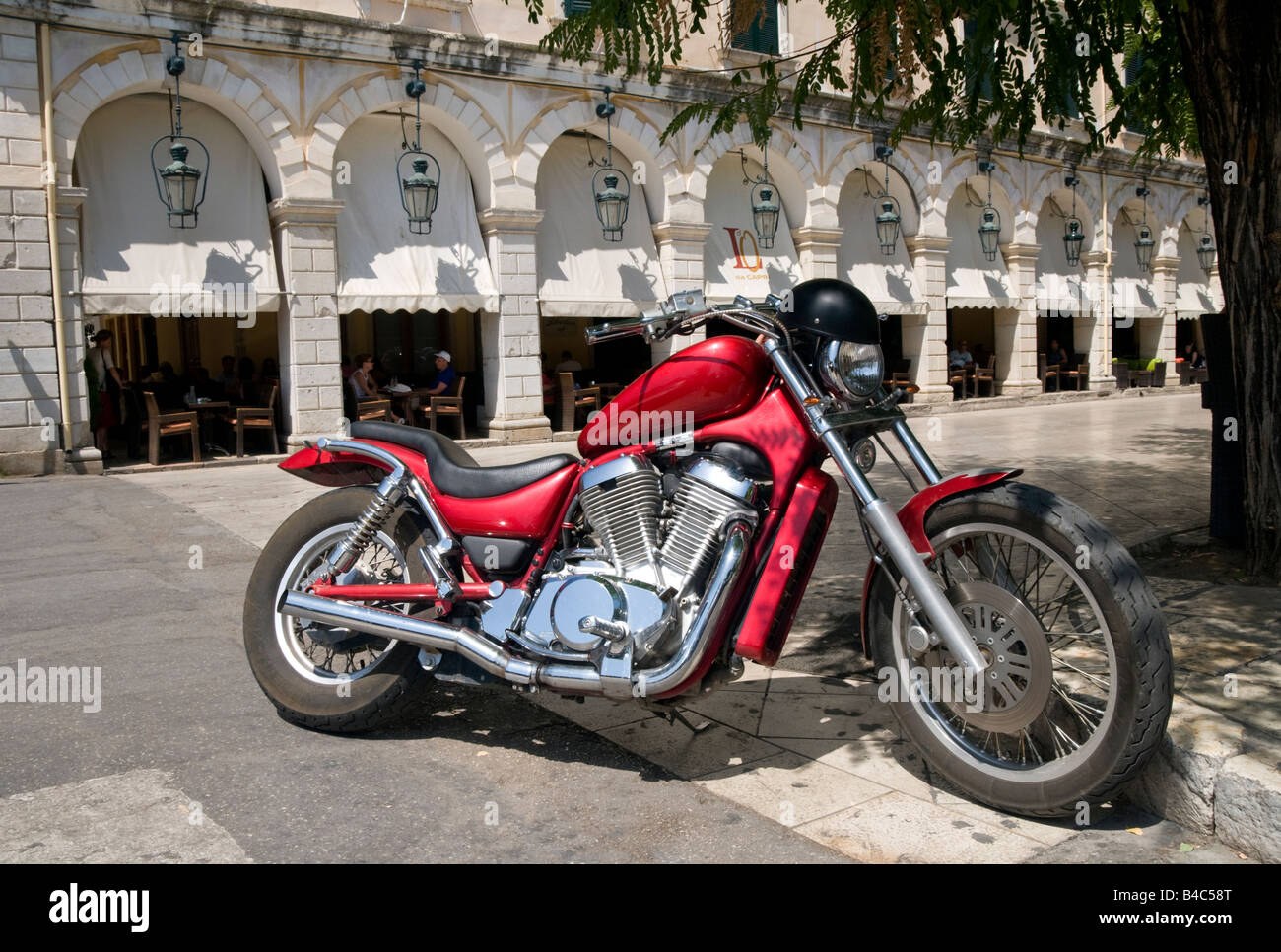 Motocicleta Harley Davidson delante del Liston, de la ciudad de Corfu, Corfú, Las Islas Griegas, Grecia, Europa Foto de stock