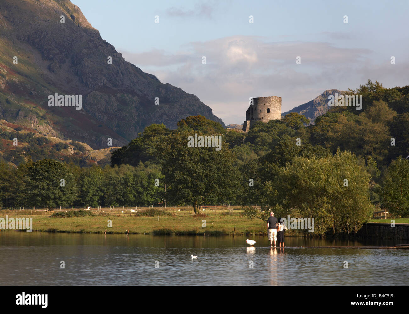 A lo largo de Llyn Padarn Castillo Dolbadarn, Snowdonia, Gales Foto de stock