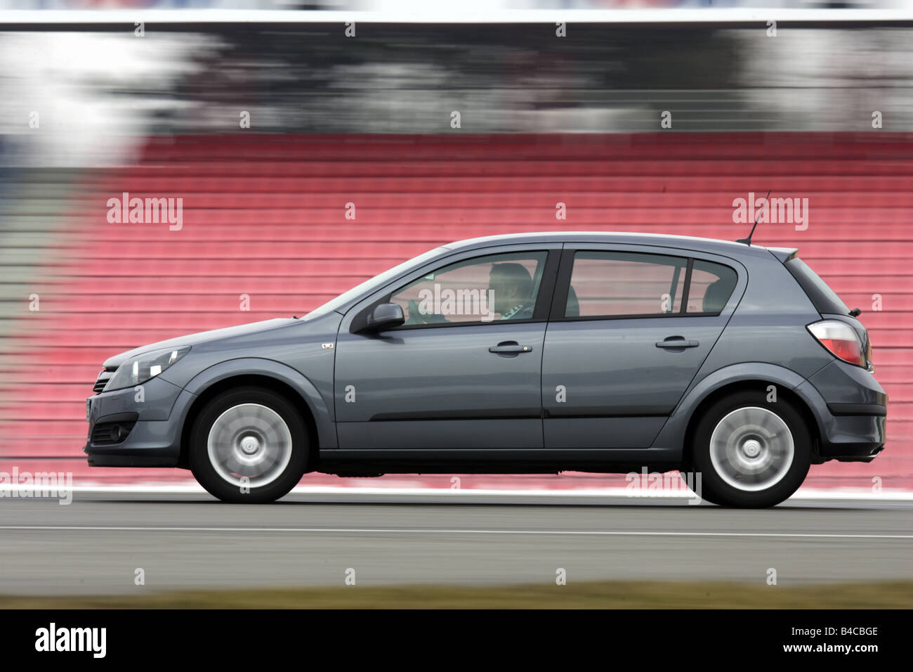 Coche, Opel Astra  Turbo Sport, el modelo del año 2005-, la antracita,  limusina, inferior clase medianos, conducción, vista lateral, prueba de tra  Fotografía de stock - Alamy