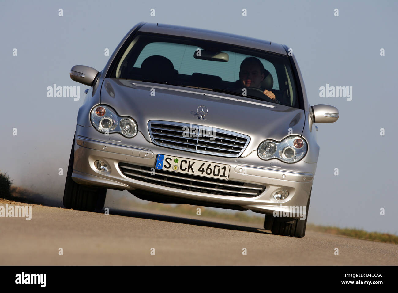 Coche, Mercedes C 220 CDI, el modelo del año 2005-, de plata, de clase  media, limusina, conducción, diagonal desde la parte frontal, vista  frontal, consi Fotografía de stock - Alamy