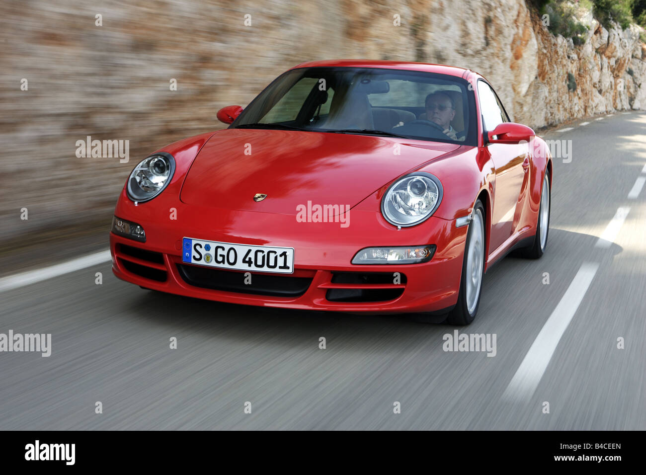 Coche, el Porsche 911 Carrera 4S, el modelo del año 2005-, rojo,  conducción, diagonal desde la parte frontal, vista frontal, country road,  Fotógrafo: Achi Fotografía de stock - Alamy