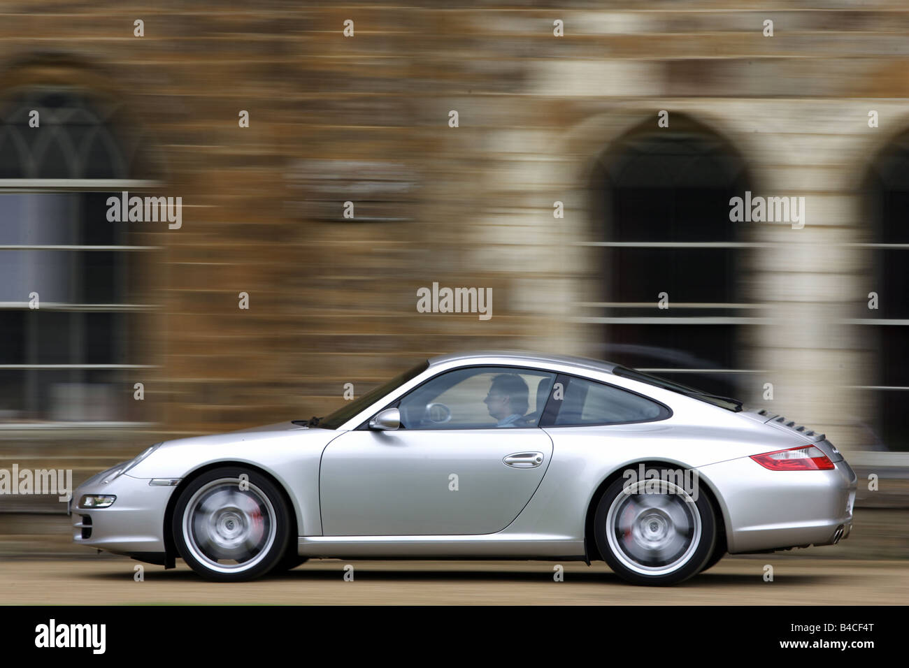 Coche, el Porsche 911 Carrera S, la plata, el modelo del año 2005-,  conducción, vista lateral, Fotógrafo: Achim Hartmann Fotografía de stock -  Alamy