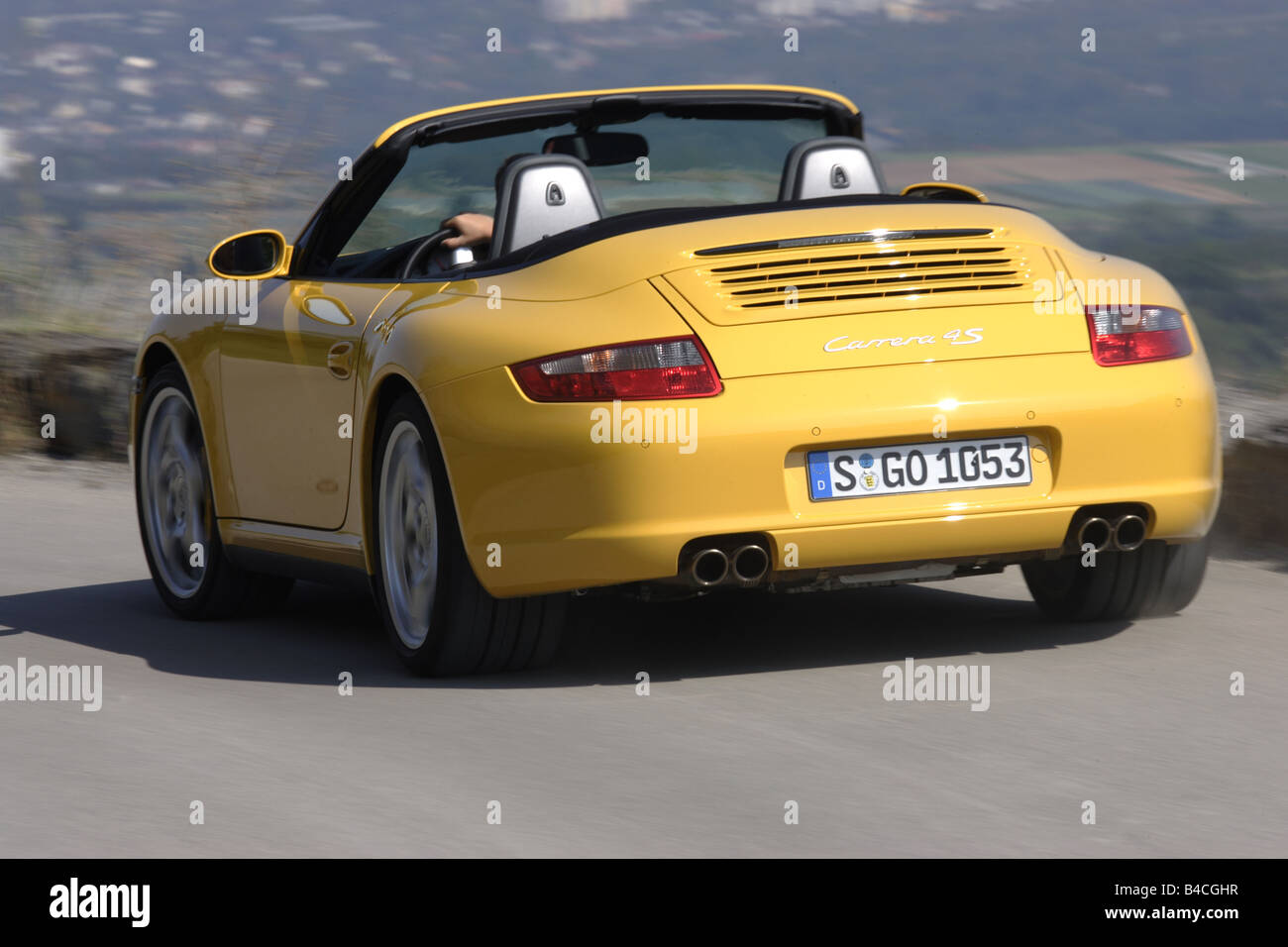 Porsche 911 Carrera 4S Cabriolet 997, modelo del año 2005-, amarillo, open  top, conducción, diagonal desde la espalda, vista trasera, country road  Fotografía de stock - Alamy