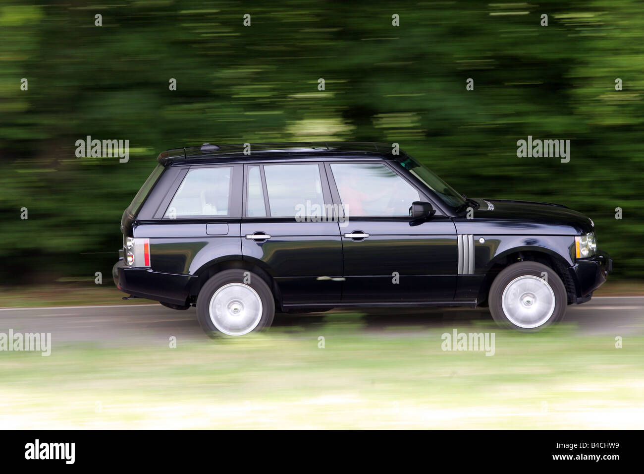 Land Rover Range Rover Sport, negro, modelo del año 2002-, conducción, vista lateral, country road Foto de stock